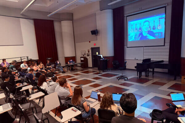 歌手/词曲作者Liz Longley在虚拟访问期间吸引音乐学生